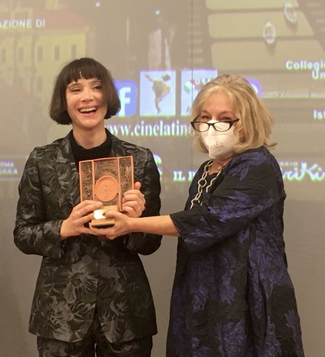 Daniela Ramirez riceve il premio da Elena Liverani (Giuria Cinema e Letteratura)